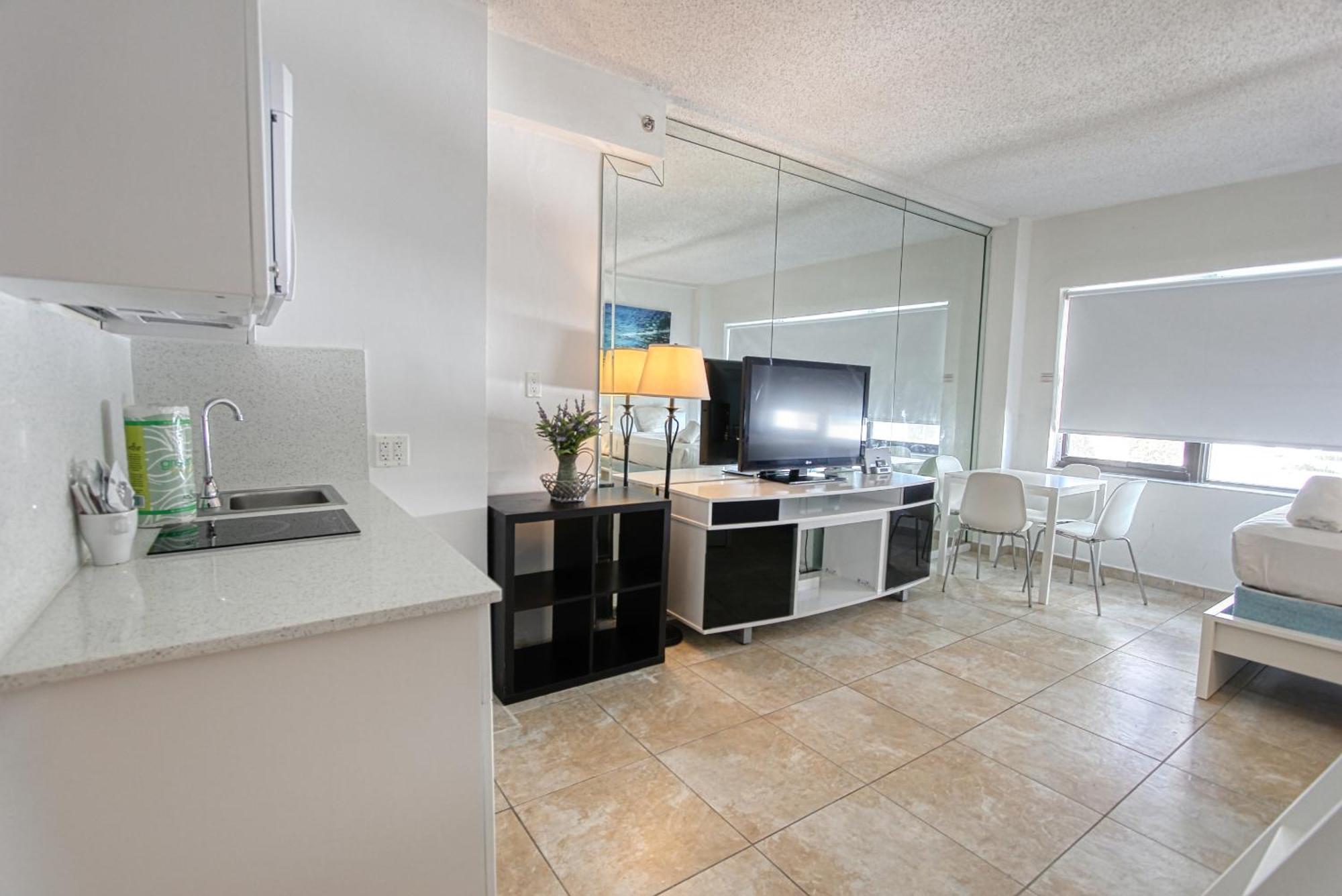 Deluxe Studios And Apartments At The Casablanca Miami Beach Habitación foto